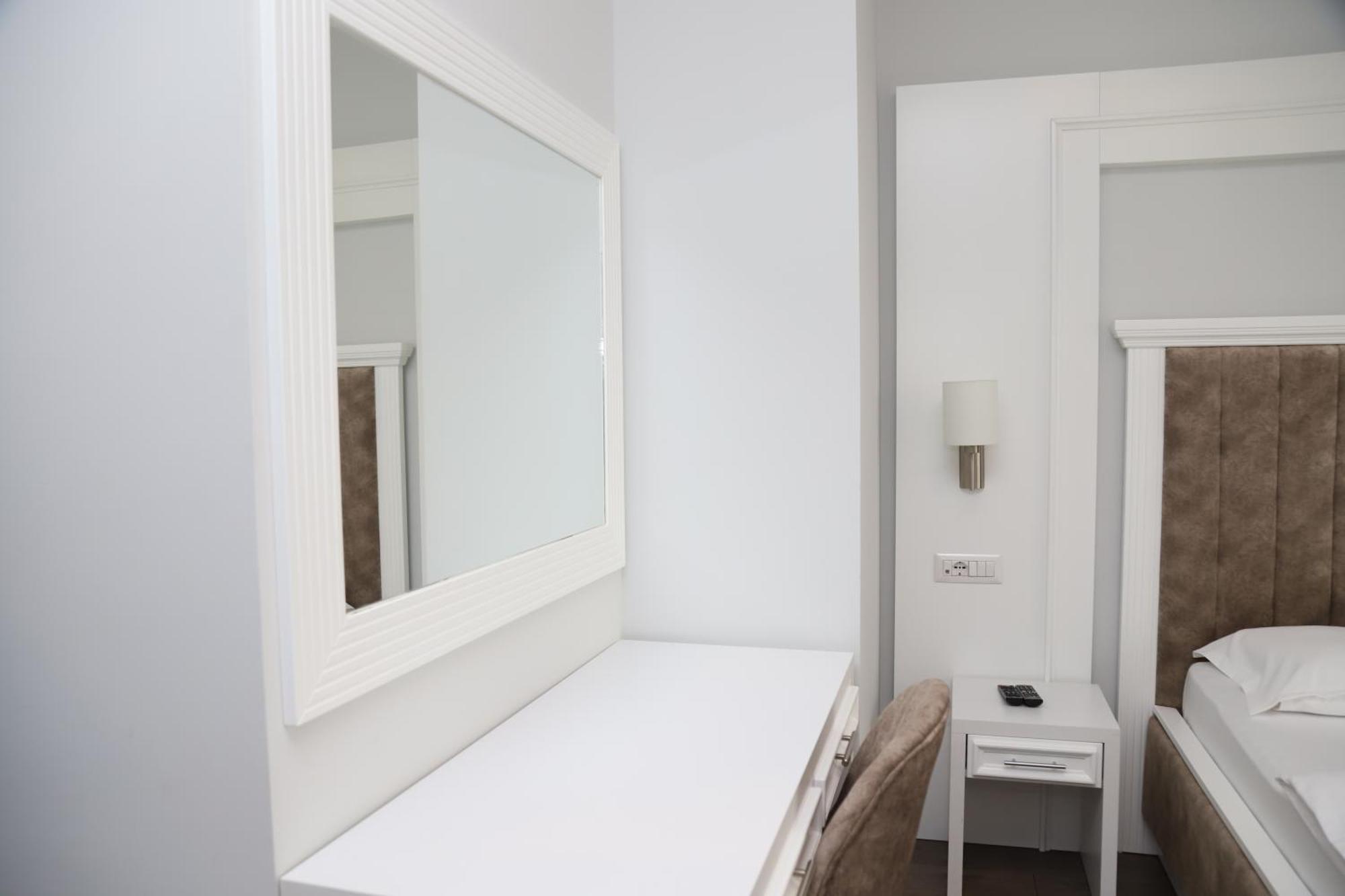 Sky Hotel Prizren Exterior foto